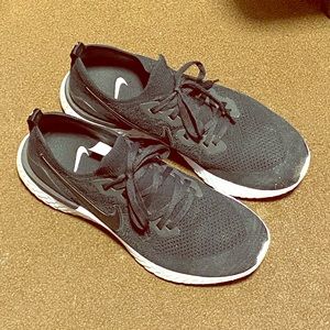 Nike Epic Flyknit React 2